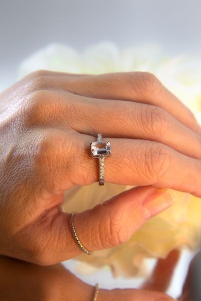 Anel Retangular Safira Branca e Diamantes 