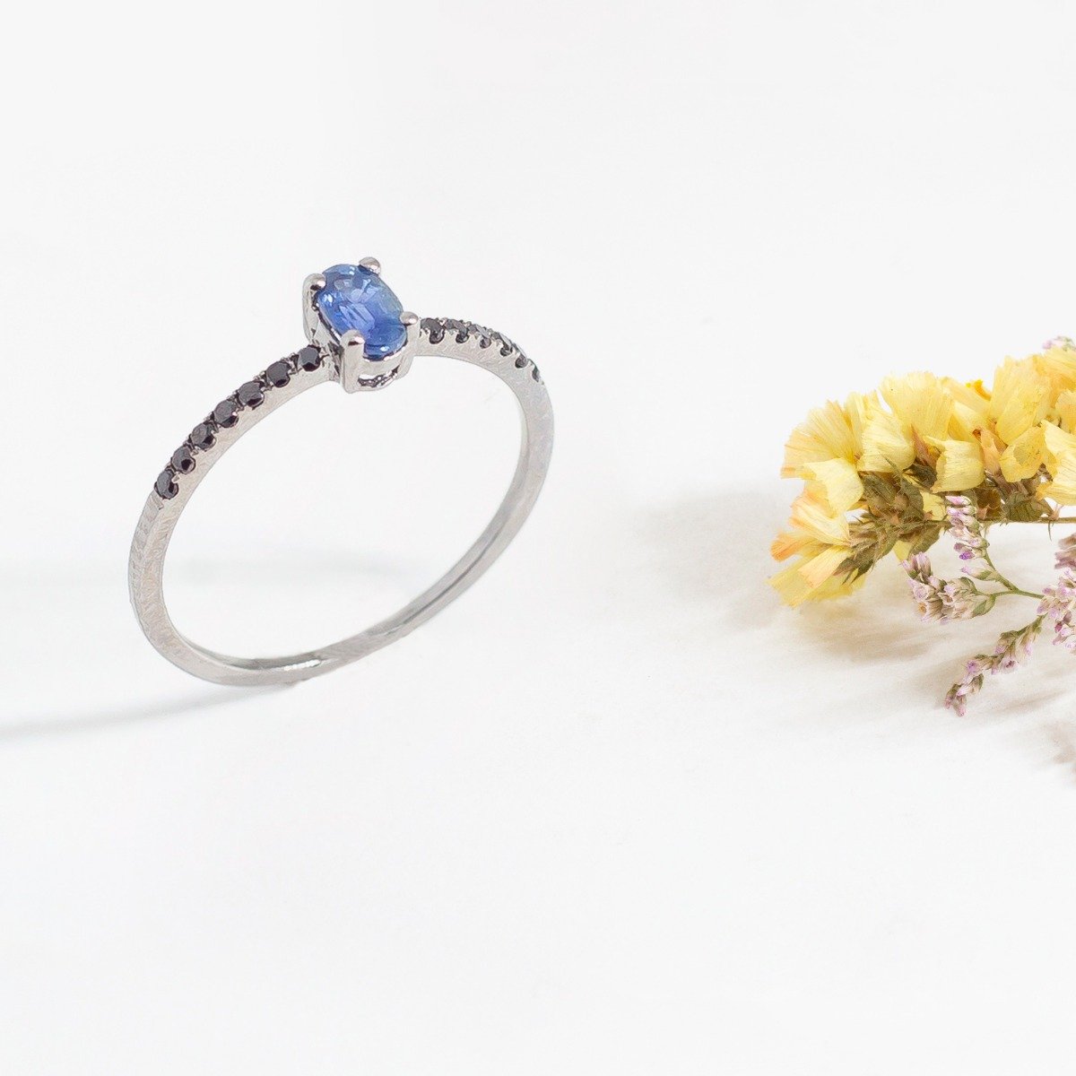 Anel Safira Oval Diamantes Negros