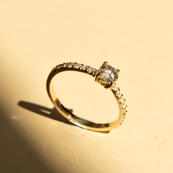 Anel solitário Diamante 20 pontos e diamantes no aro