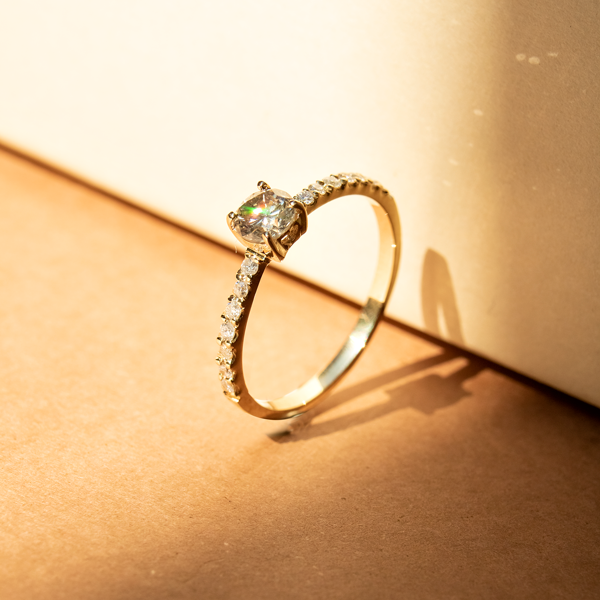 Anel solitário Diamante 20 pontos e diamantes no aro