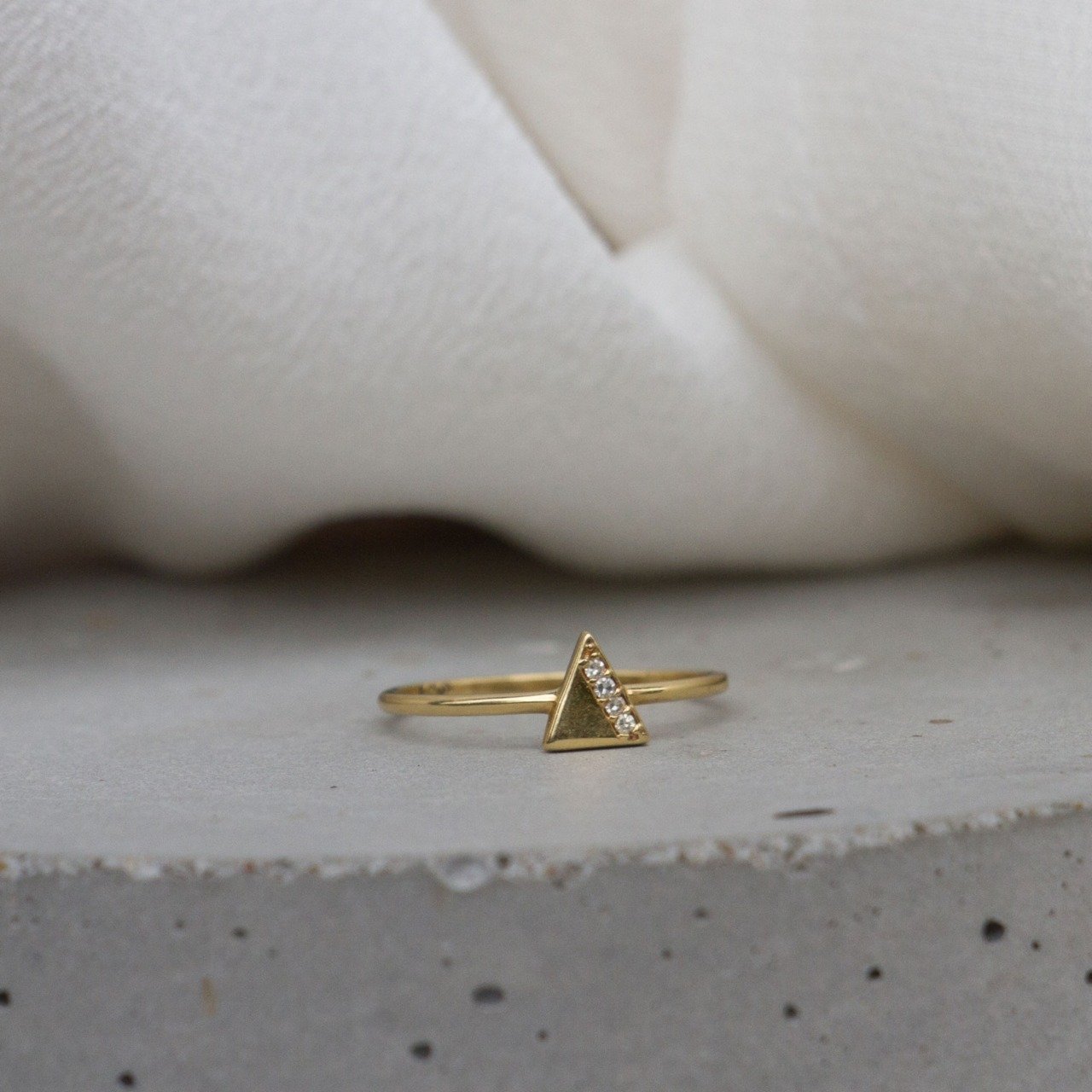 Anel Triângulo Petit Diamantes