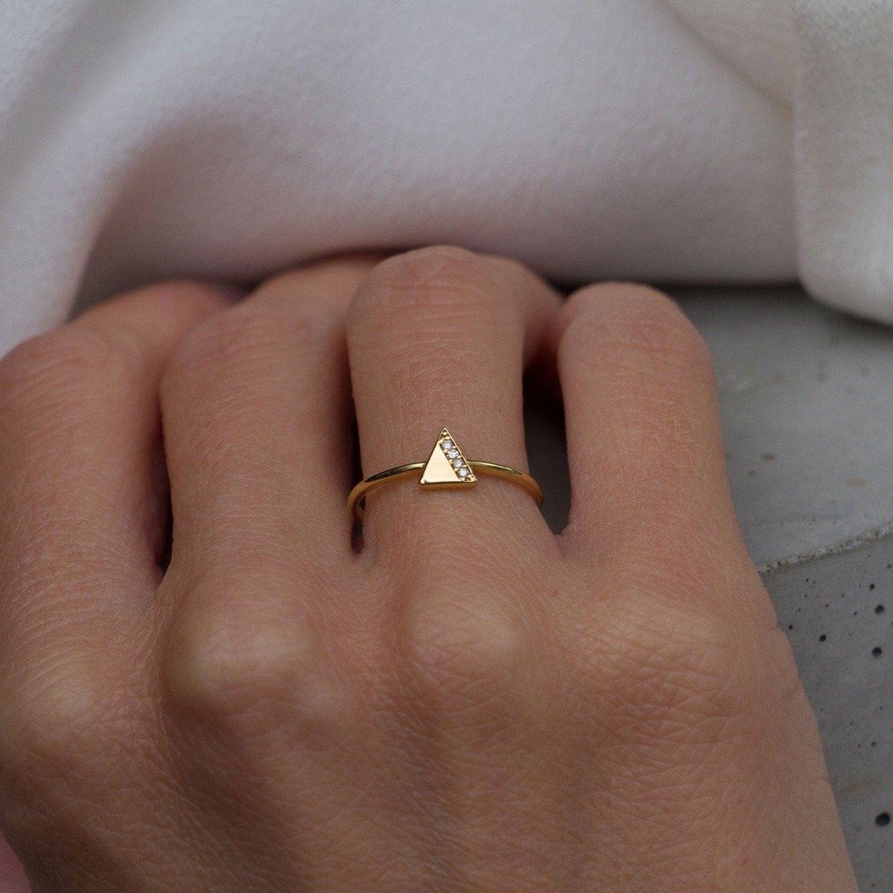 Anel Triângulo Petit Diamantes