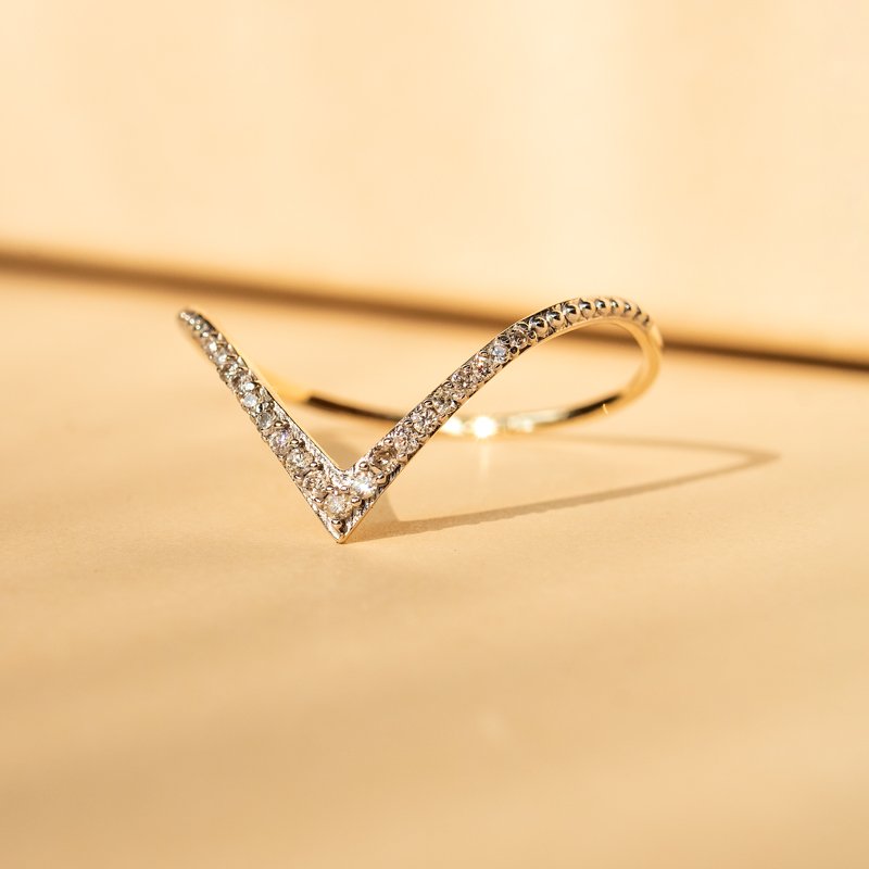 Anel V diamantes