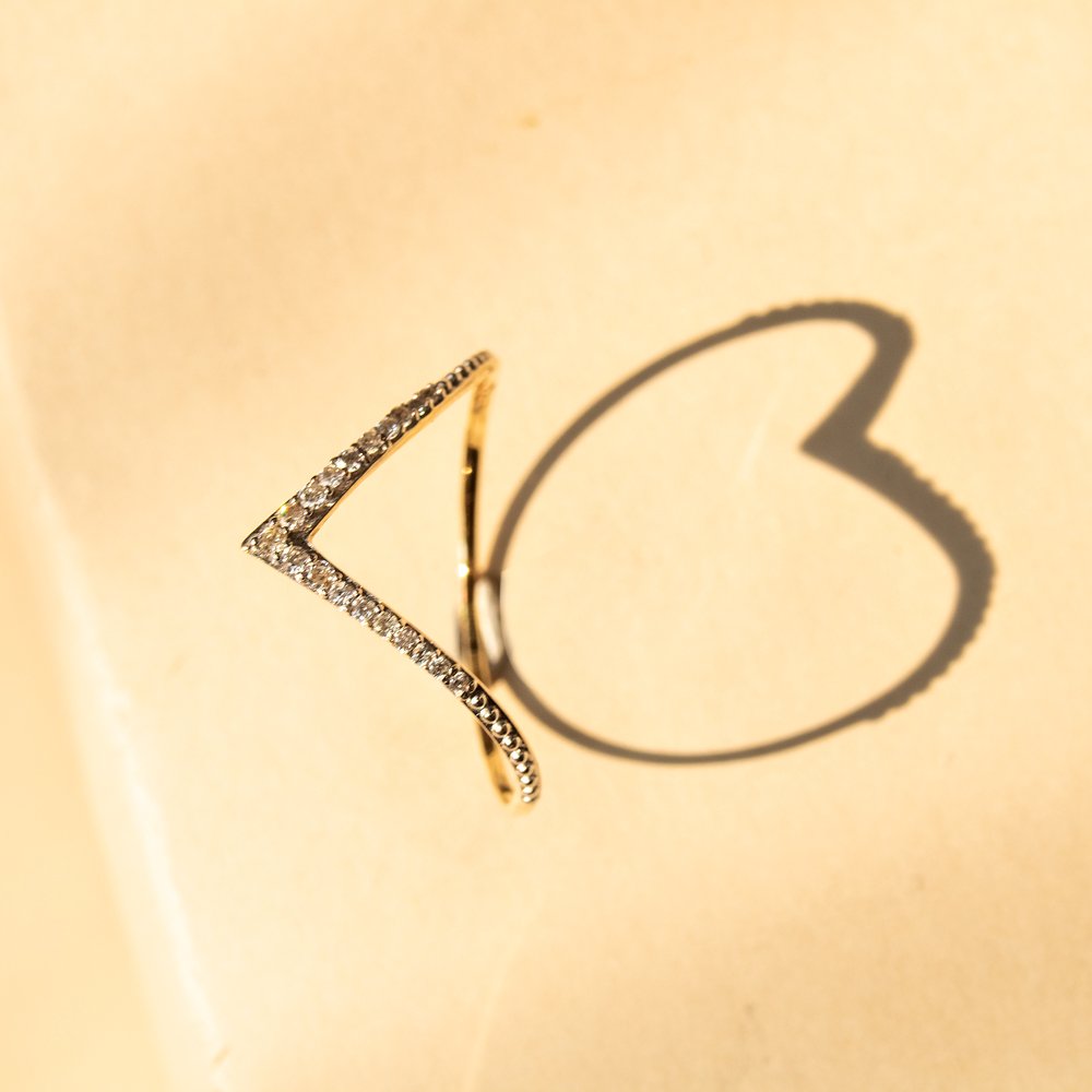 Anel V diamantes