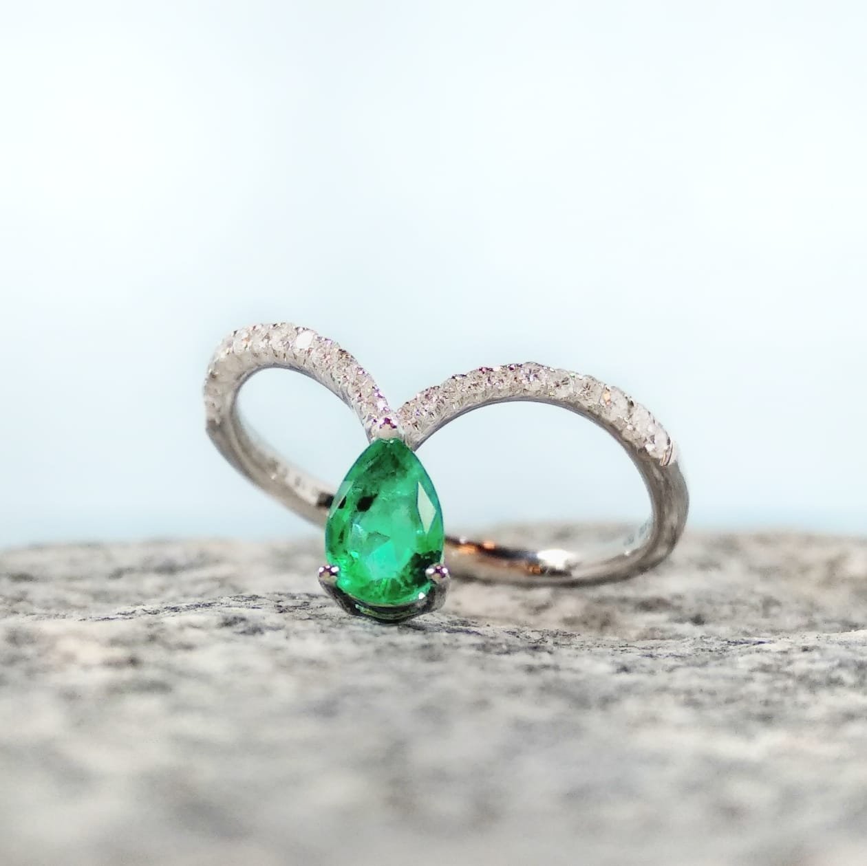 Anel V Diamantes Gota Esmeralda