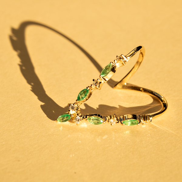 Anel V esmeraldas e diamantes 