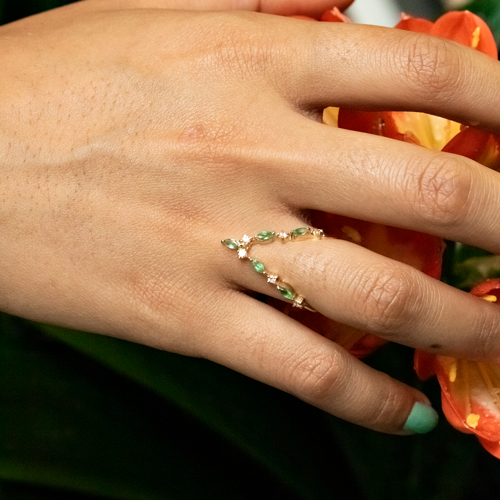 Anel V esmeraldas e diamantes 