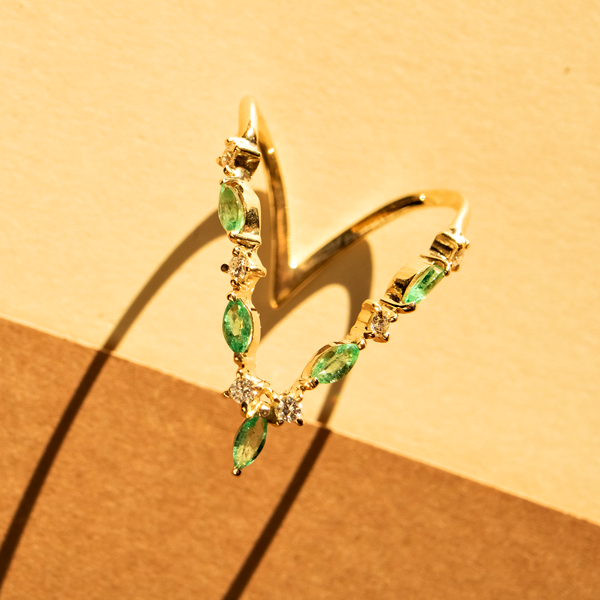 Anel V esmeraldas e diamantes 