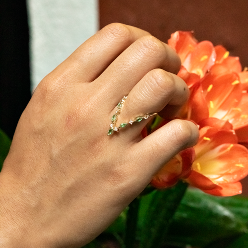 Anel V esmeraldas e diamantes 