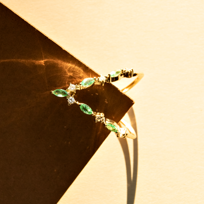 Anel V esmeraldas e diamantes 