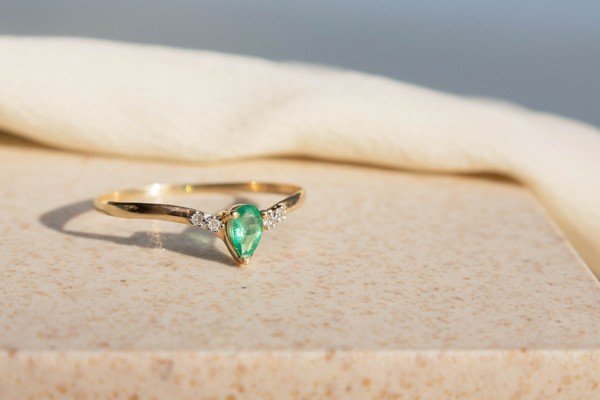 Anel V Gota Esmeralda Diamantes