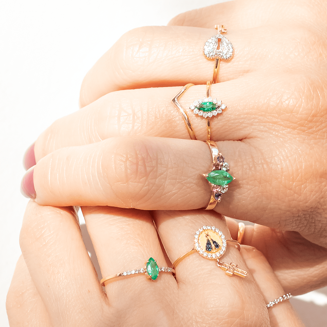 Anel V Ouro Liso 18K