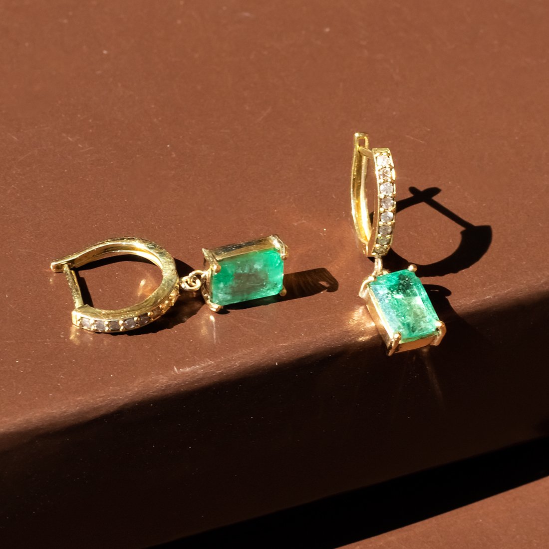 Argola Diamantes e Esmeralda Ouro Amarelo
