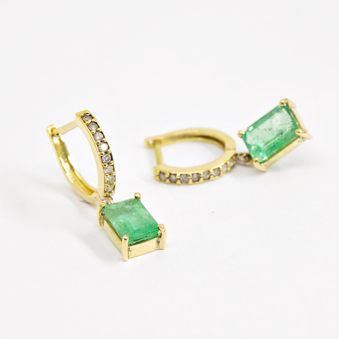 Argola Diamantes e Esmeralda Ouro Amarelo