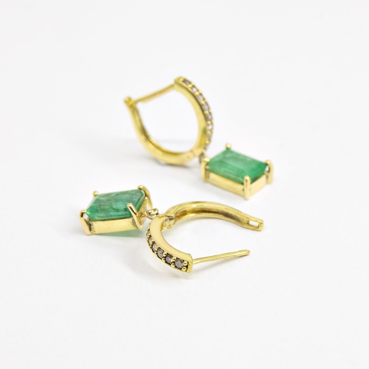 Argola Diamantes e Esmeralda Ouro Amarelo