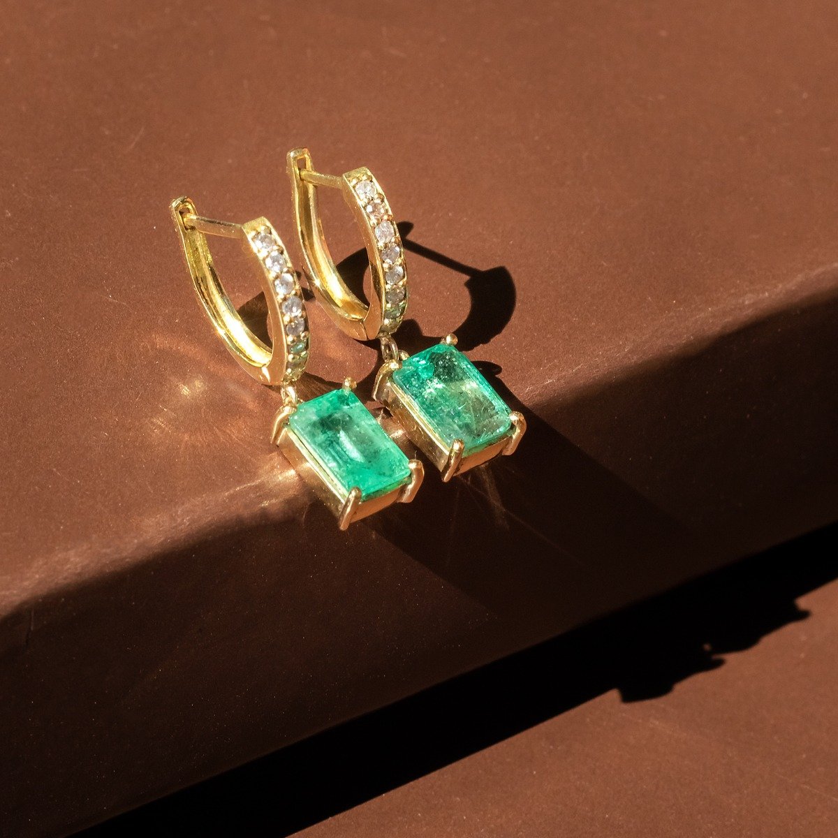 Argola Diamantes e Esmeralda Ouro Amarelo