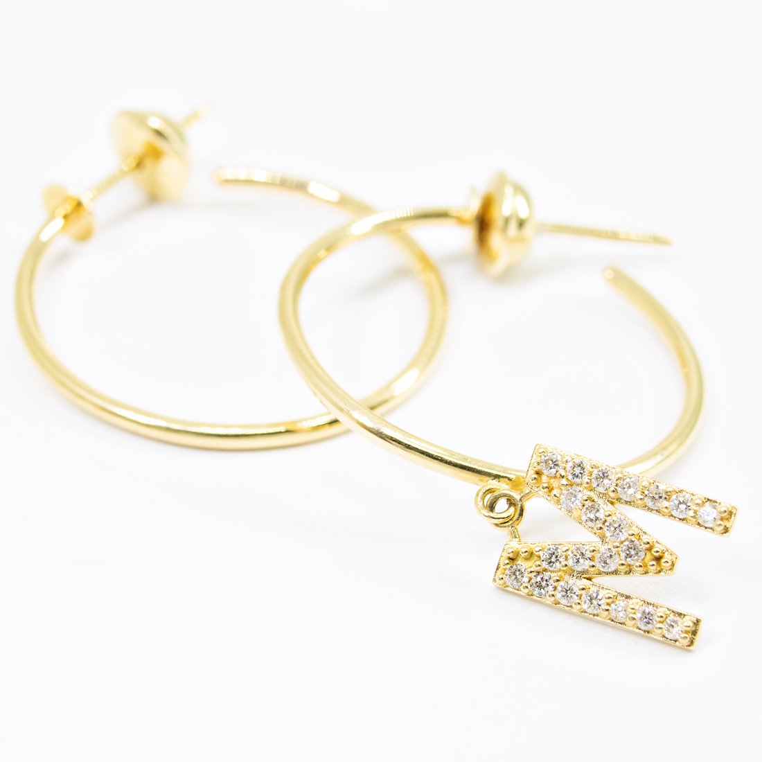 Argola Fina Média Letra Diamantes