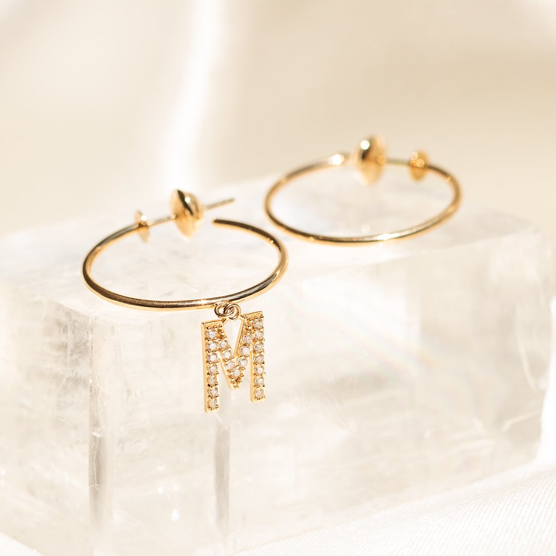 Argola Fina Média Letra Diamantes