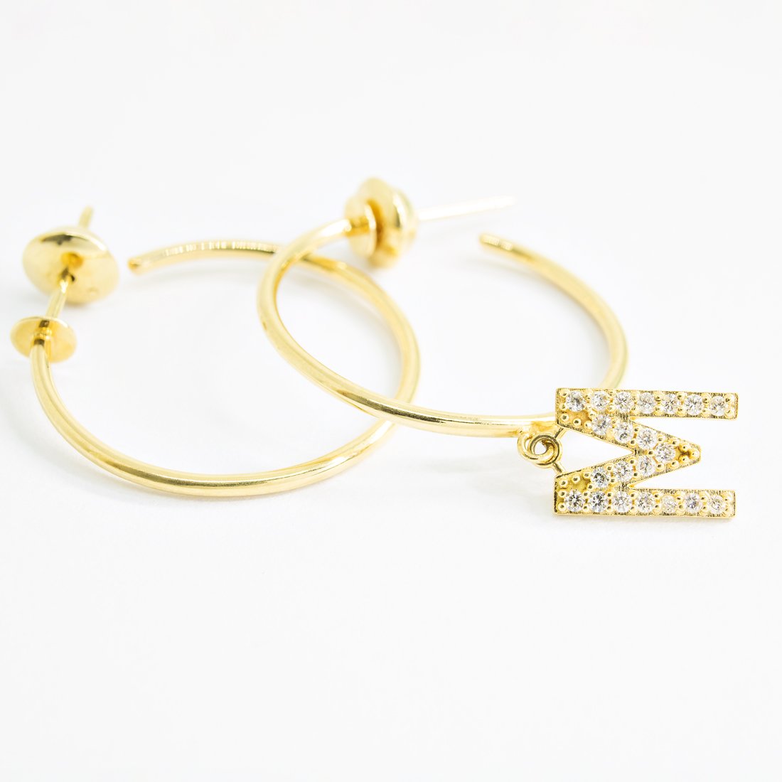 Argola Fina Média Letra Diamantes