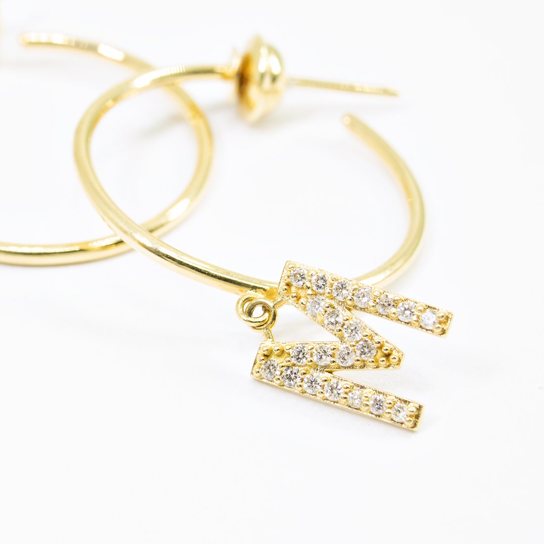 Argola Fina Média Letra Diamantes