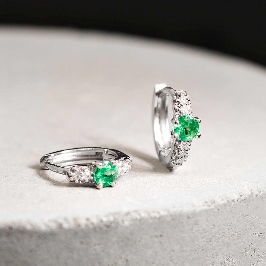 Argolinha Pequena Esmeralda e Diamantes