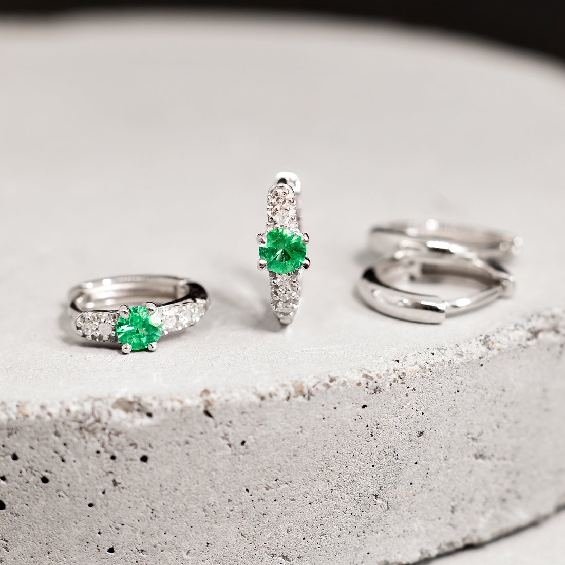 Argolinha Pequena Esmeralda e Diamantes