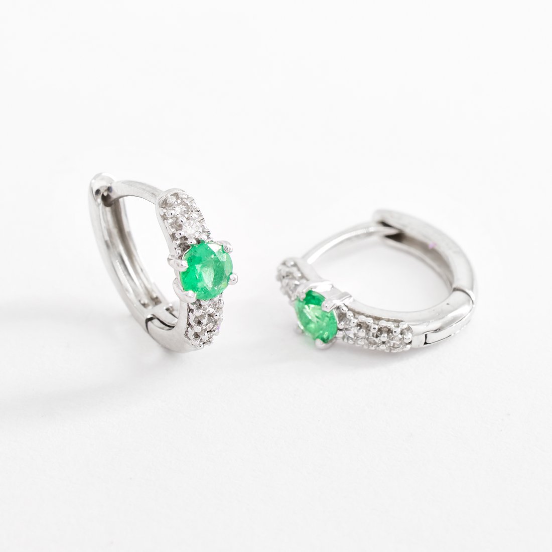 Argolinha Pequena Esmeralda e Diamantes
