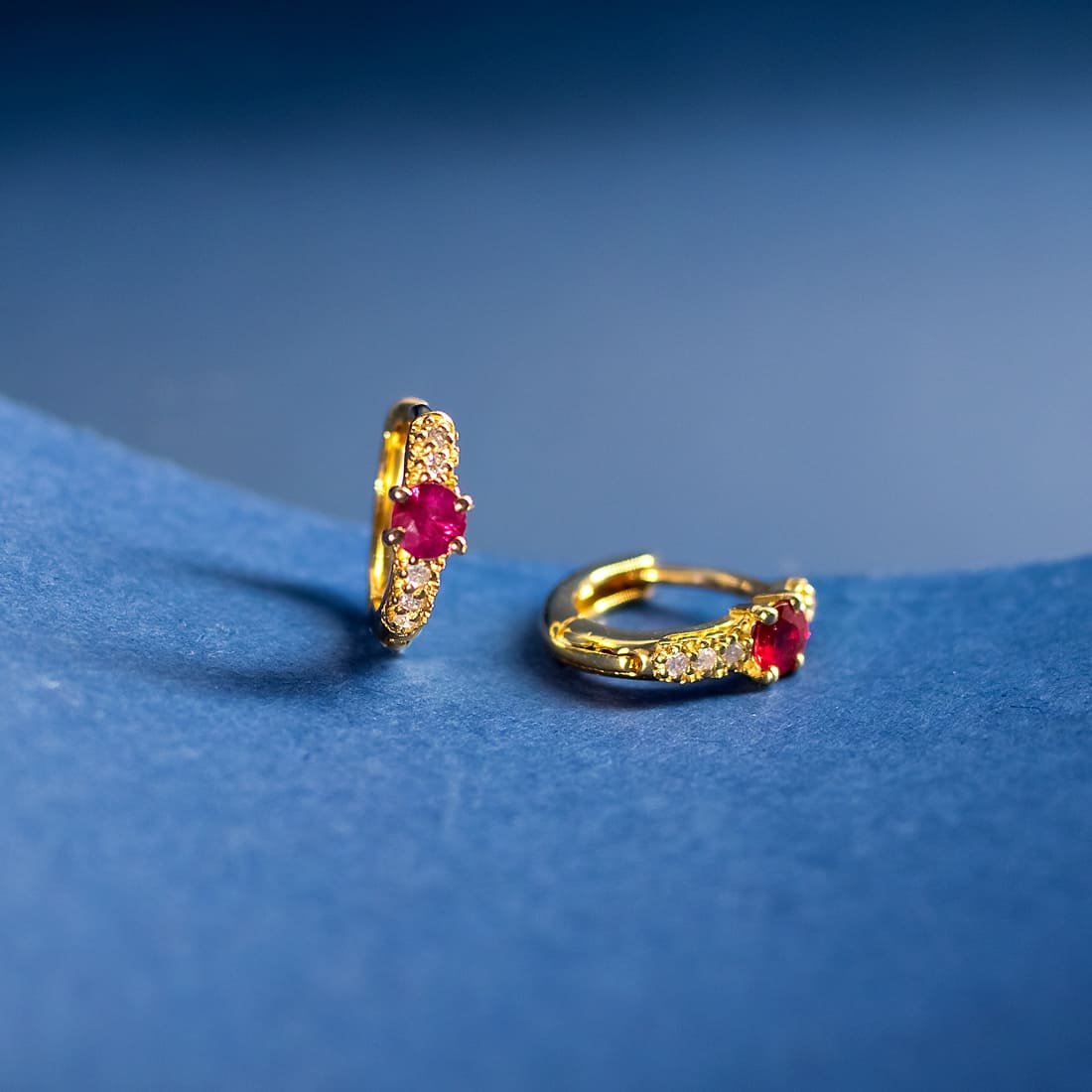 Argolinha Pequena Rubi e Diamantes