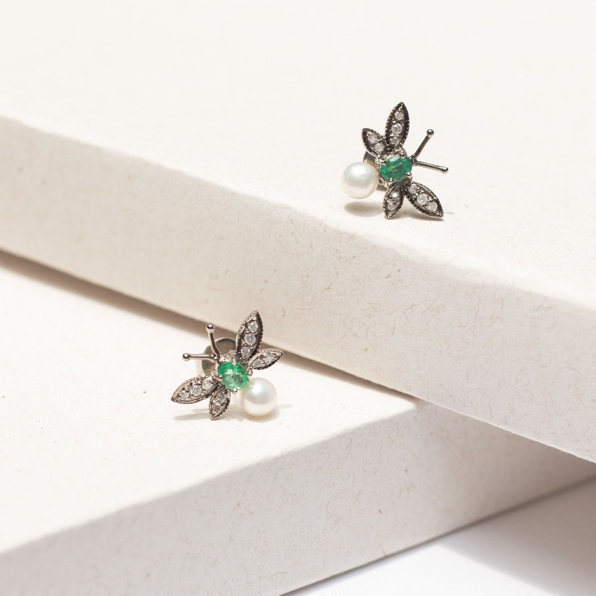 Brinco Abelhinha Esmeralda e Diamantes