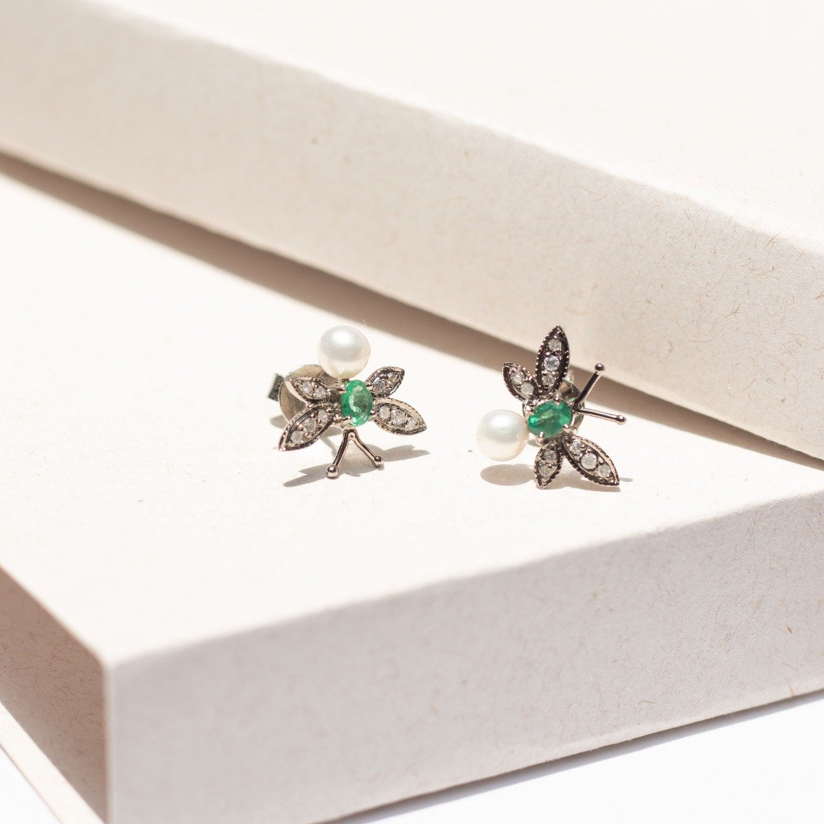 Brinco Abelhinha Esmeralda e Diamantes