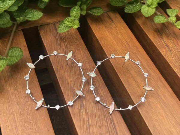 Brinco Argola com Opalas e Topázio Branco