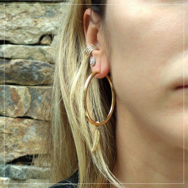 Brinco Argola Pena Mari Freire Ouro 18K