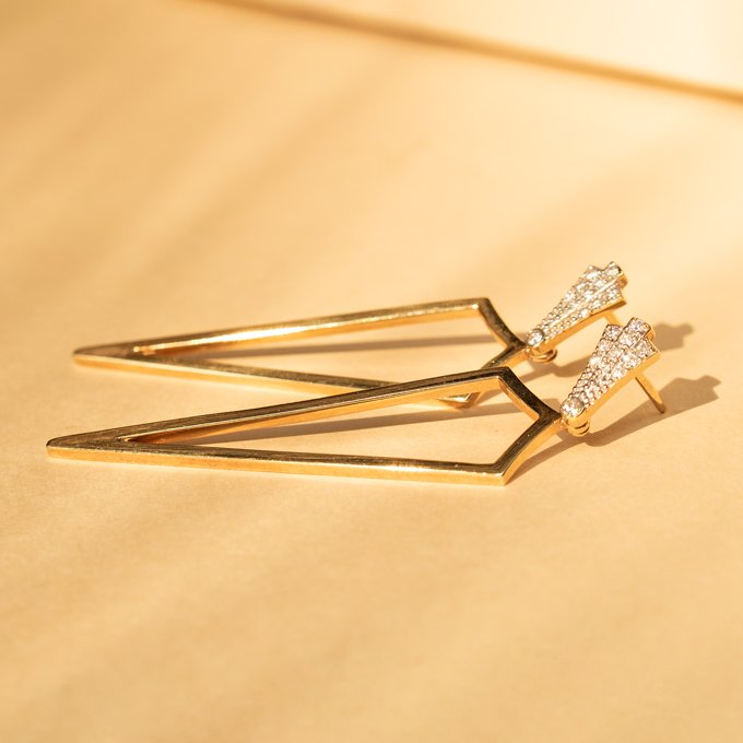 Brinco Comprido triângulo vintage e diamantes