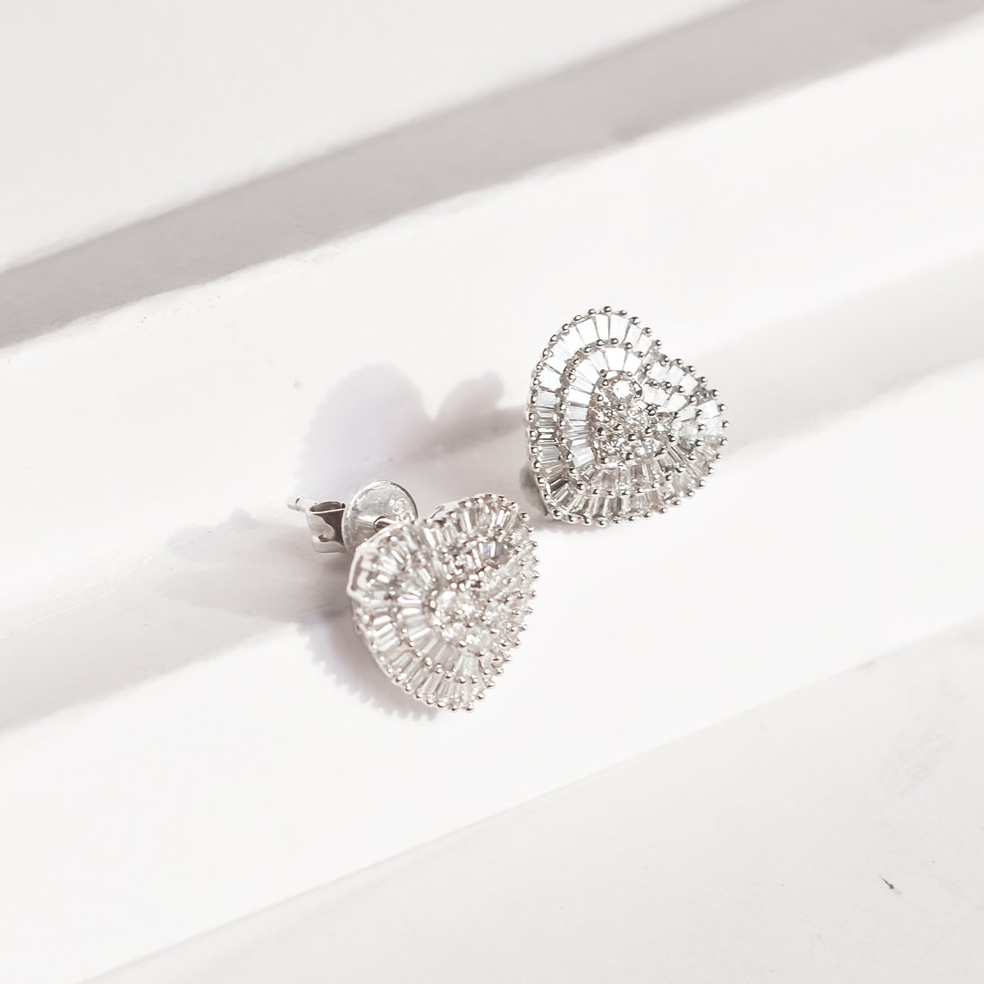 Brinco Coração Diamantes Baguetes