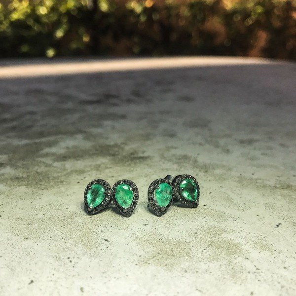 Brinco Earcuff Gotas Esmeraldas e Diamantes Negros
