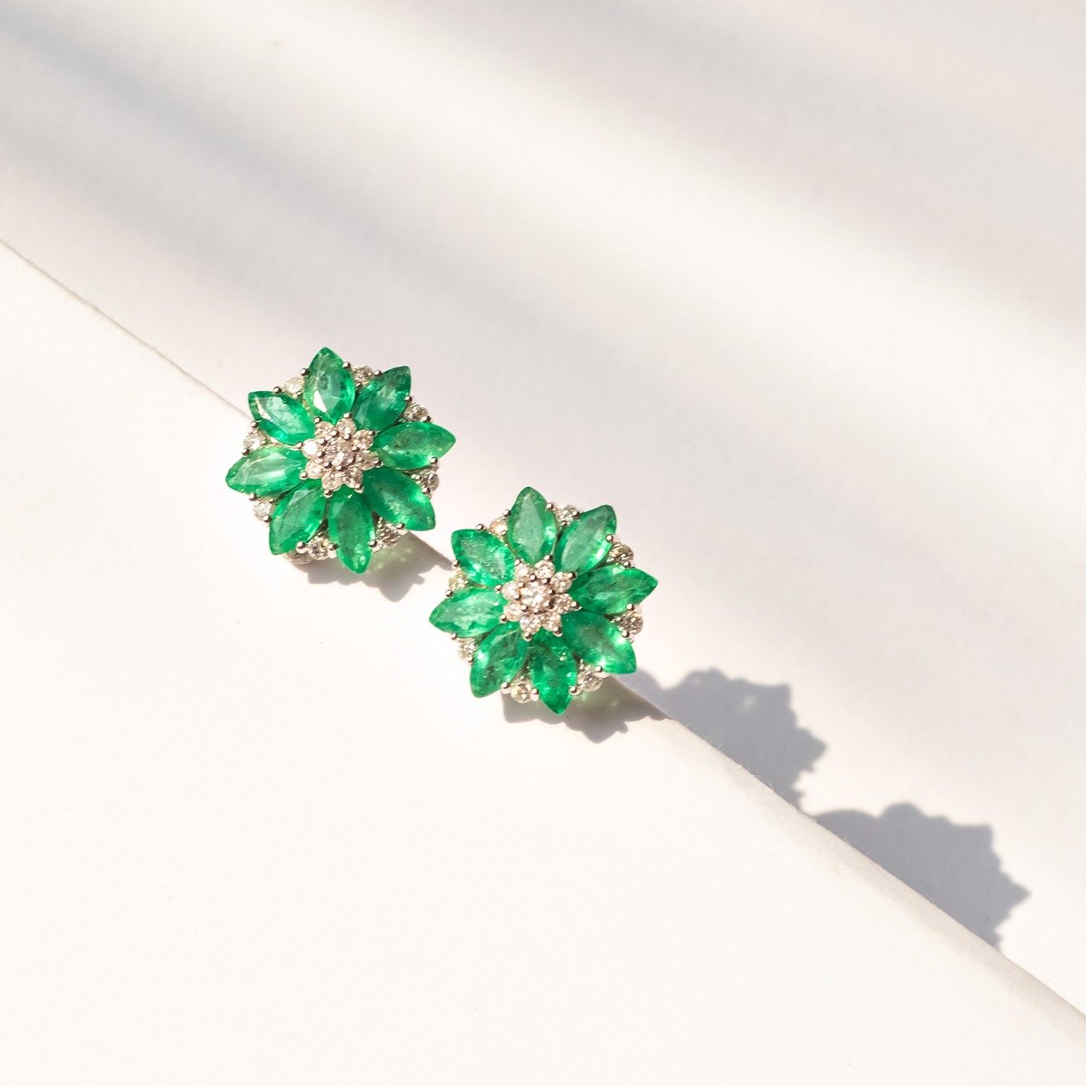 Brinco Flor Esmeraldas e Diamantes