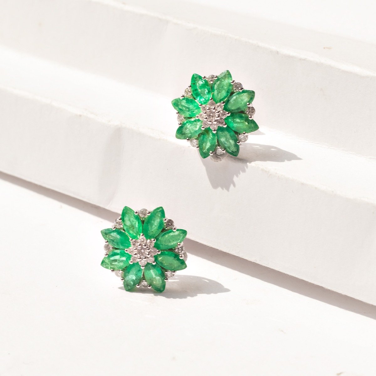 Brinco Flor Esmeraldas e Diamantes