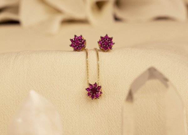 Brinco Florzinha Rubis