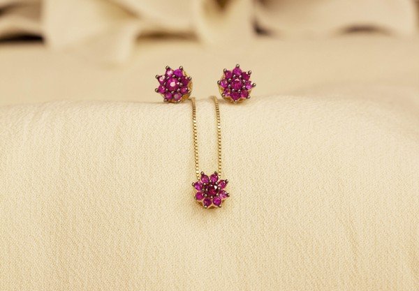 Brinco Florzinha Rubis