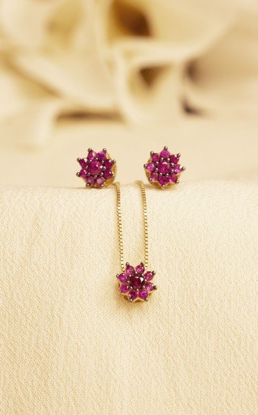 Brinco Florzinha Rubis