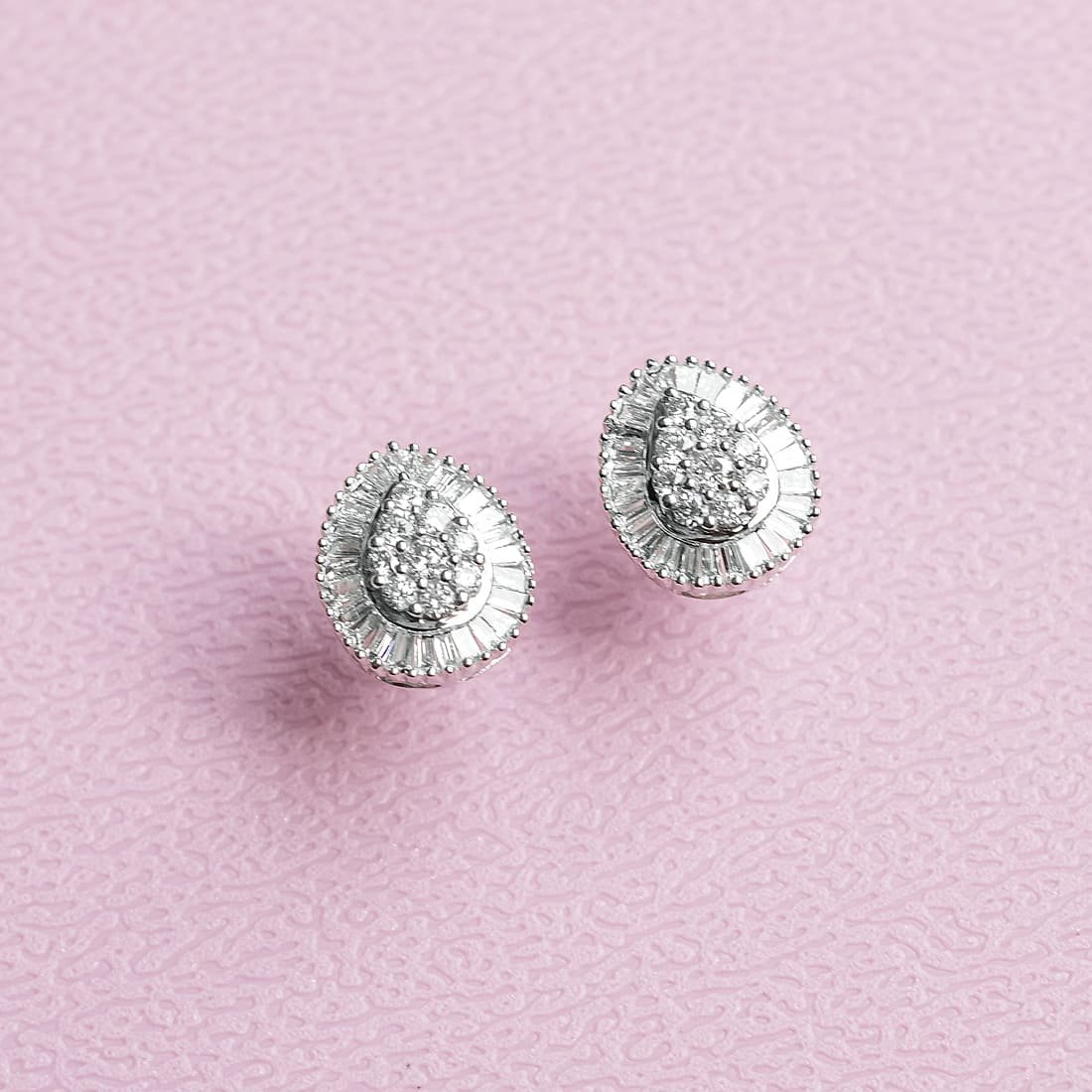 Brinco Gota Média Diamantes e Brilhantes e Baguetes 