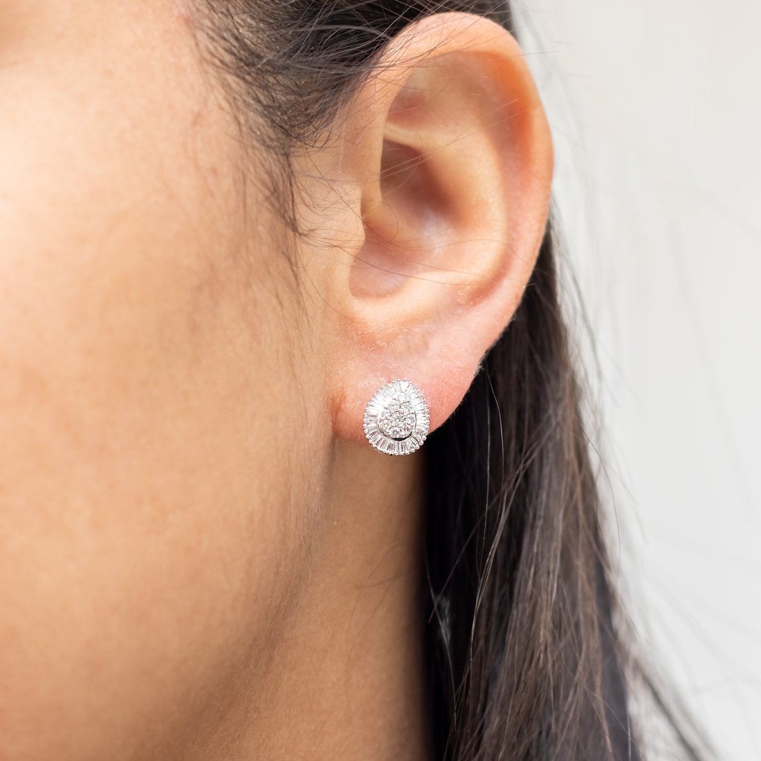 Brinco Gota Média Diamantes e Brilhantes e Baguetes 