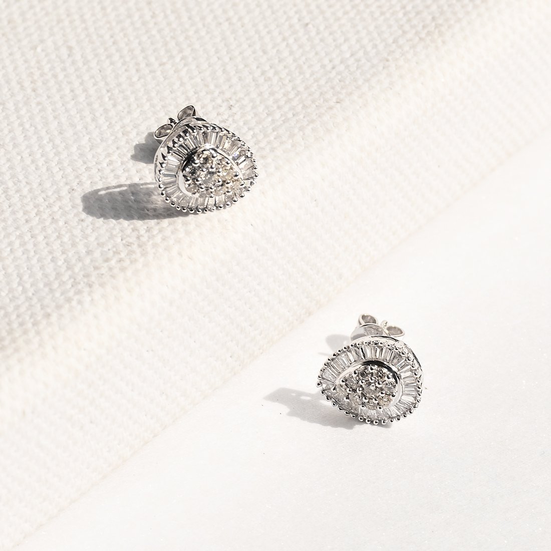 Brinco Gota Média Diamantes e Brilhantes e Baguetes 