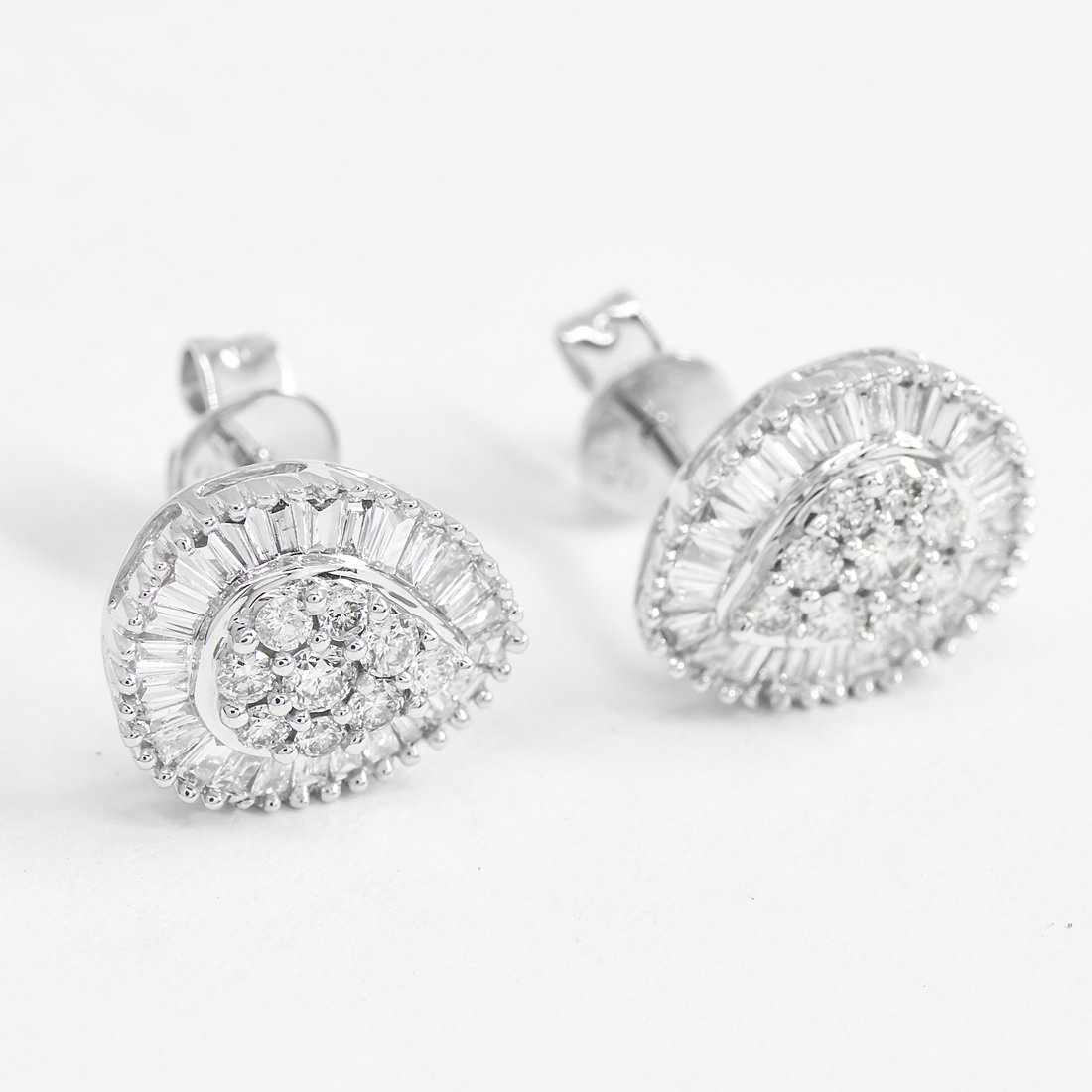 Brinco Gota Média Diamantes e Brilhantes e Baguetes 