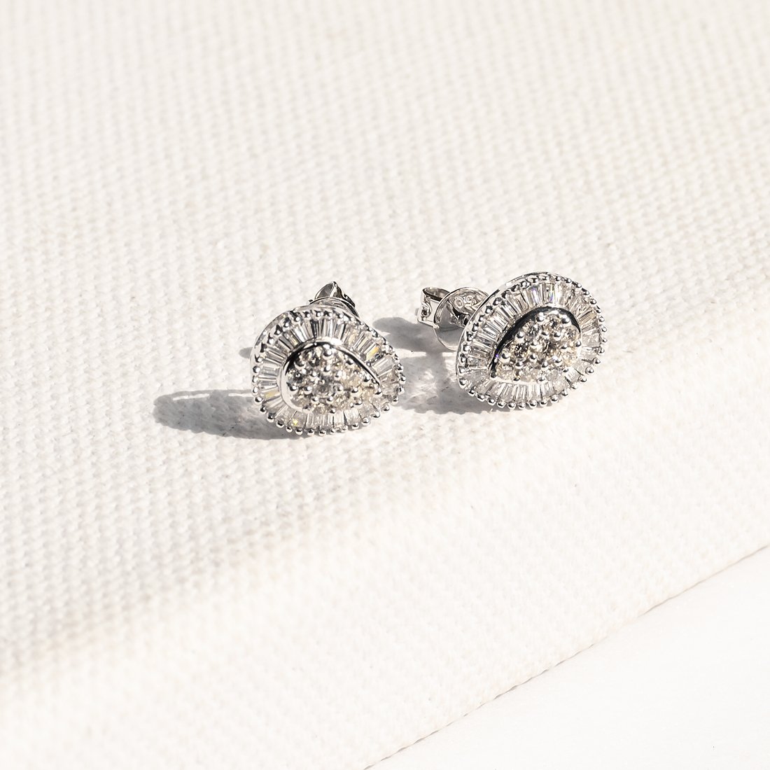 Brinco Gota Média Diamantes e Brilhantes e Baguetes 