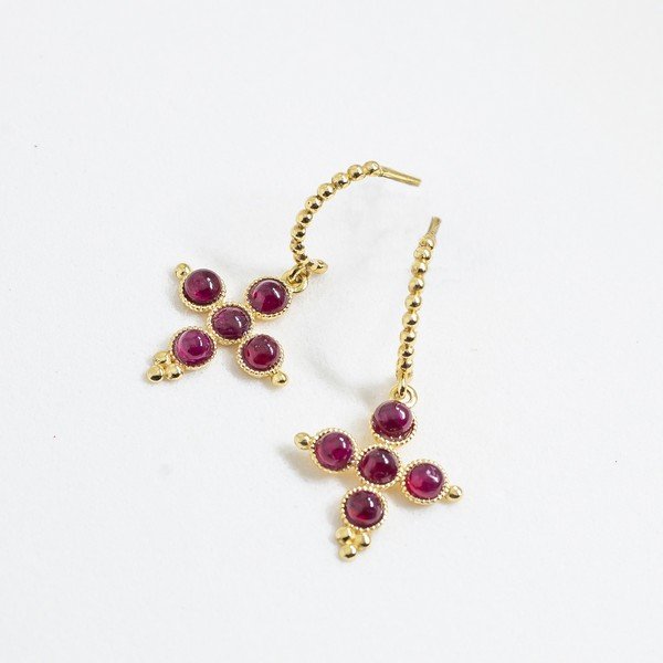 Brinco Meia Argola Aro Bolinhas Cruz Cabochões Rubi