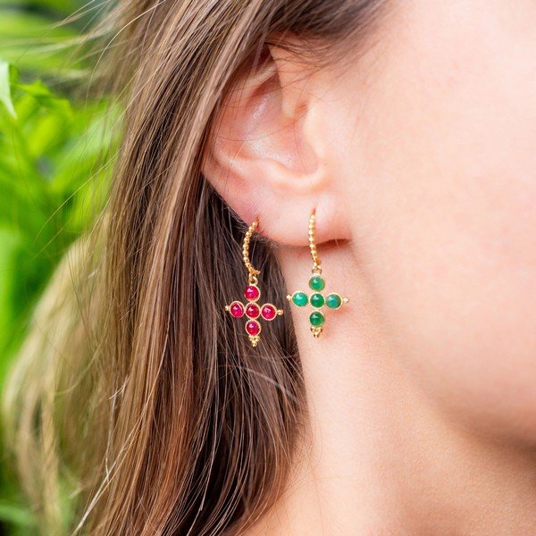 Brinco Meia Argola Bolinhas Cruz Cabochões Esmeralda