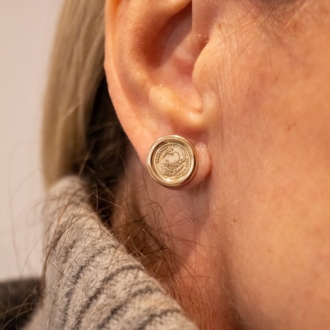 Brinco Moeda Vintage Ouro 18K