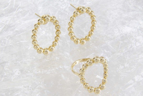 Brinco Oval Bolinhas 