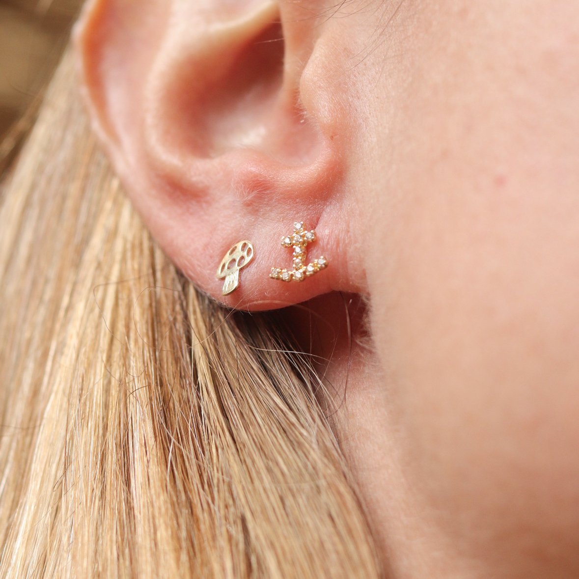 Brinco Petit Âncora Diamantes Ouro 18K